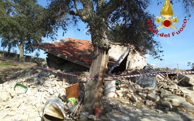 Illorai, violenta esplosione nella notte, danneggiata gravemente una struttura agricola