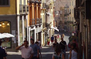 Via Garibaldi in uno scatto di circa dieci anni fa, quando ancora c'era l'asfalto