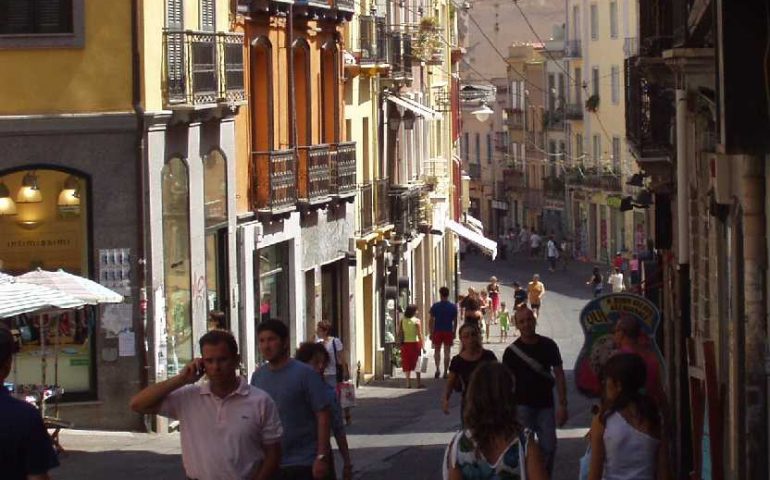 Via Garibaldi in uno scatto di circa dieci anni fa, quando ancora c'era l'asfalto