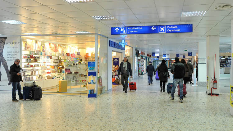 Malore all’aeroporto di Alghero: uomo di mezza età muore al gate per Bergamo