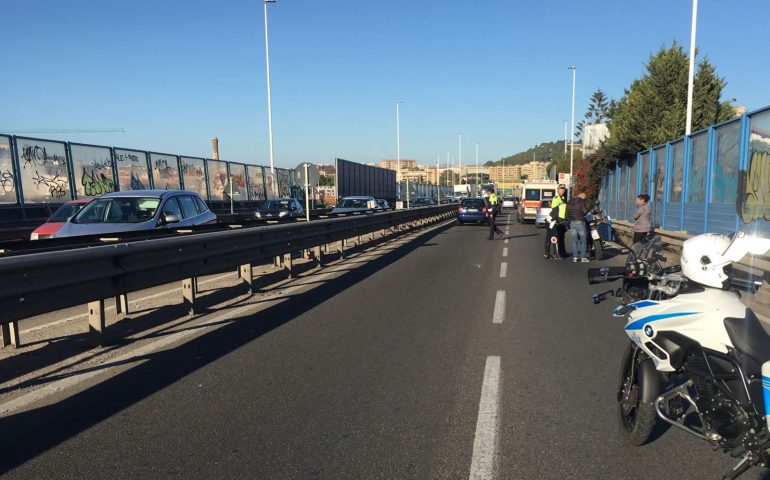 Traffico in tilt sull’asse mediano per un incidente, all’altezza di via Calamattia. Motociclista in ospedale