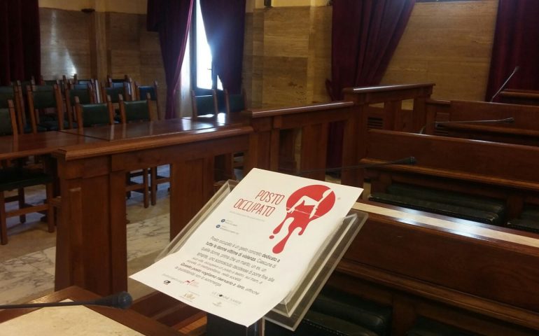 “Un Posto Occupato”: l’Aula Consiliare del Comune di Cagliari riserva un posto a tutte le donne vittime di violenza