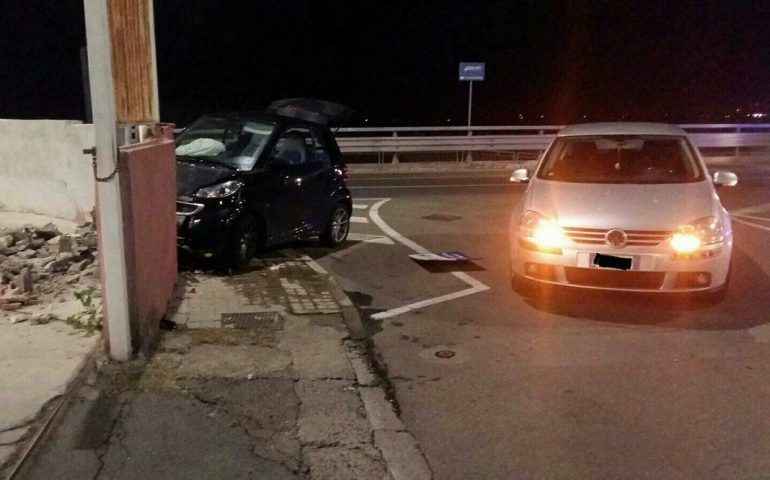 Cagliari, spettacolare incidente in via Mercalli, auto sfonda un muretto di un discount