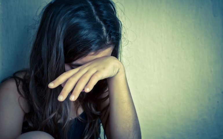 Prete violenta bambina di 12 anni, indagata anche la madre della piccola per favoreggiamento