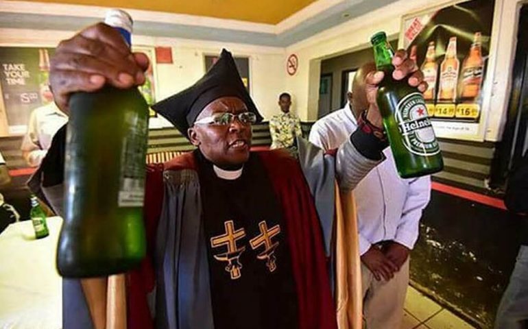In Sudafrica c’è una chiesa in cui le persone vengono battezzate con la birra