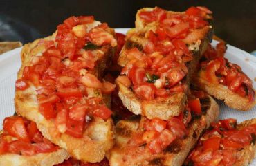 La ricetta Vistanet di oggi: la bruschetta sarda, un aperitivo semplice che esalta il gusto del civraxiu