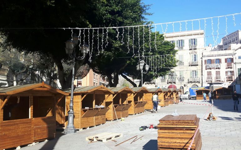 Mercatino di Natale: montate le prime casette di legno in piazza Yenne