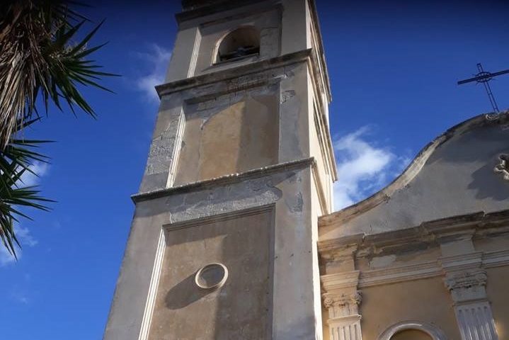 Crepe e macchie di umidità: ecco come è ridotto l’esterno della chiesa di San Pietro a Pirri