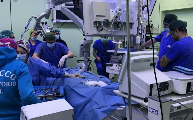 Policlinico di Monserrato, straordinario intervento chirurgico alle corde vocali: è il primo in Italia