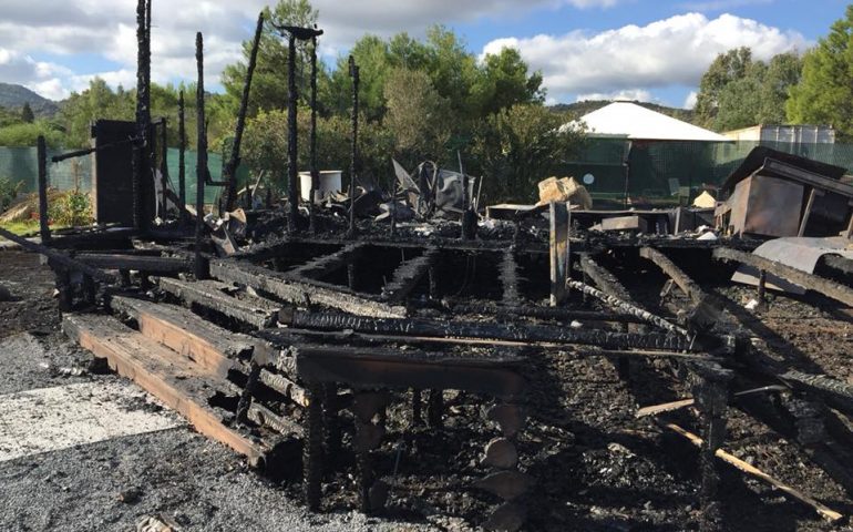 “Sporting Buddha Bar” di Costa Rey in fiamme: le foto di ciò che resta dopo l’incendio