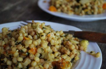 Fregola sarda con verdure: un piatto vegetariano da arricchire con ingredienti freschi e di stagione