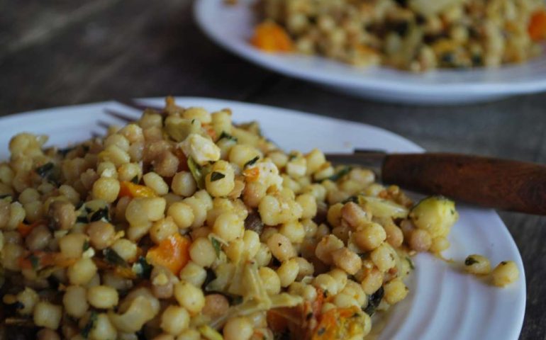 Fregola sarda con verdure: un piatto vegetariano da arricchire con ingredienti freschi e di stagione