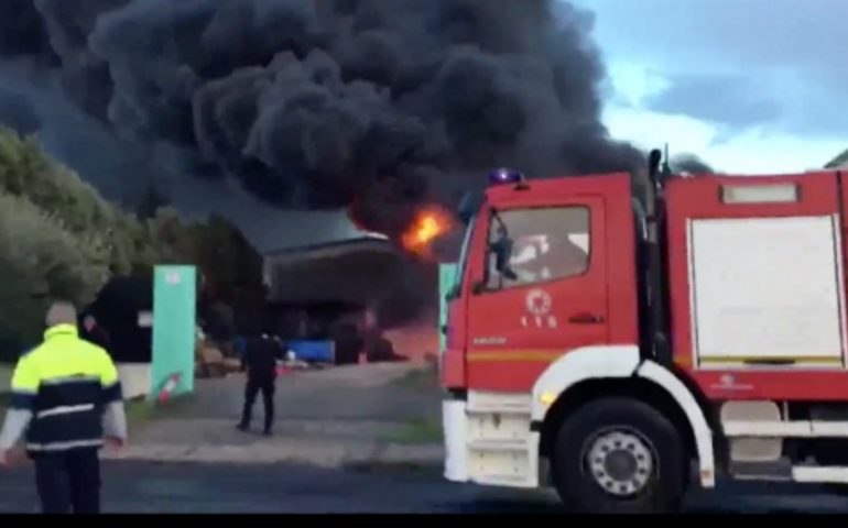 Villacidro, grosso incendio in un capannone industriale: fiamme alte e Vigili del fuoco in azione