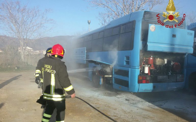 Autobus in fiamme a San Vito: aveva appena fatto scendere un gruppo di studenti