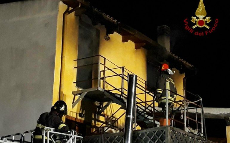 Attimi di paura a Selargius: incendio in un appartamento in via Milano, in azione i Vigili del Fuoco