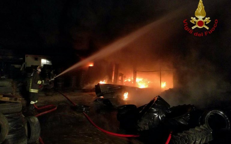 (VIDEO) Le drammatiche immagini dell’incendio di Villacidro nel capannone: i Vigili del fuoco sono ancora in azione