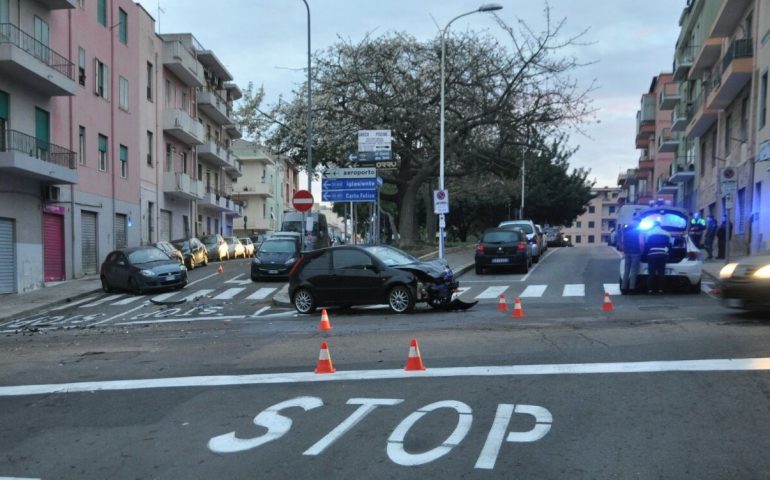 Incidente per mancata precedenza in via Is Maglias: conducenti delle auto positivi all’alcoltest