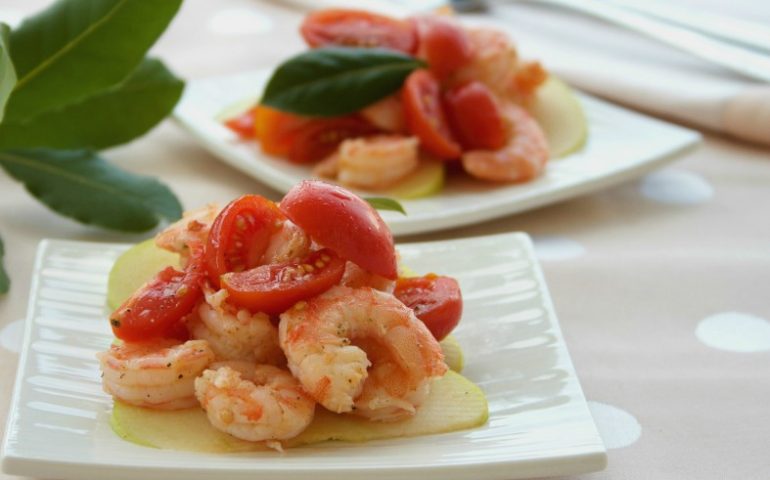 La ricetta Vistanet di oggi: insalata di gamberi e pomodorini datterini, un antipasto fresco e gustoso