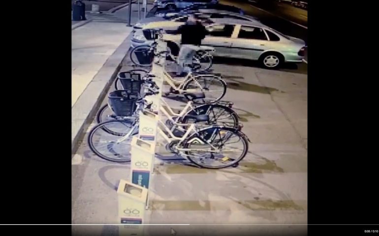 Cagliari, ruba una bicicletta dal bike sharing ma viene ripreso da una telecamera