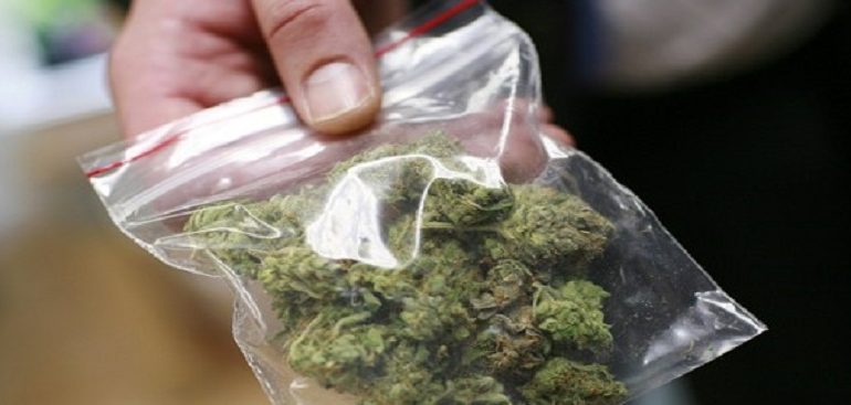 Baby spacciatore nei guai: fermato dai carabinieri con 23 dosi di marijuana