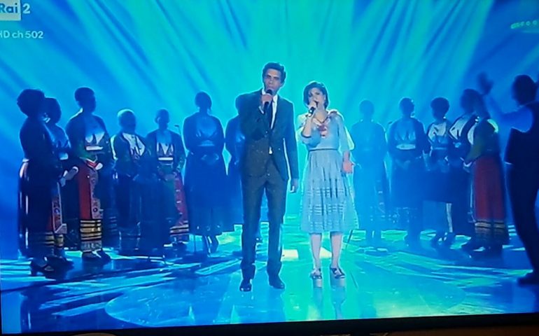 Elisa e Mika interpretano su Rai Due la canzone sarda “Anninnia Anninnia”,insieme al Coro femminile di Gavoi