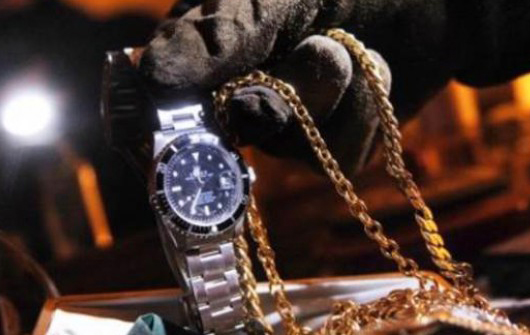 Rubano 8 orologi da un negozio e tornano a casa: padre e figlio in arresto. Incastrati dalla videosorveglianza