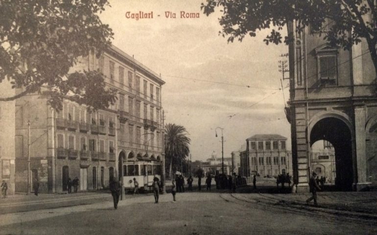 Lo sapevate? A Cagliari, in via Roma, c’era un edificio porticato sul lato porto. Chi lo ricorda?