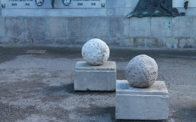 Lo sapevate? Nel cimitero di Bonaria a Cagliari ci sono alcune palle di pietra utilizzate dagli Aragonesi nell’assedio ai Pisani del 1324