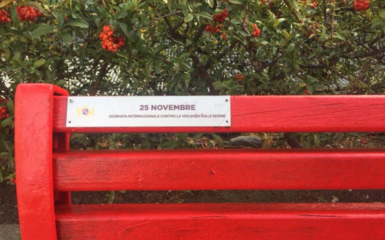 Una panchina rossa, “Un Posto Occupato”, nastri rossi: 25 novembre, giornata dedicata alla lotta contro la violenza sulle donne