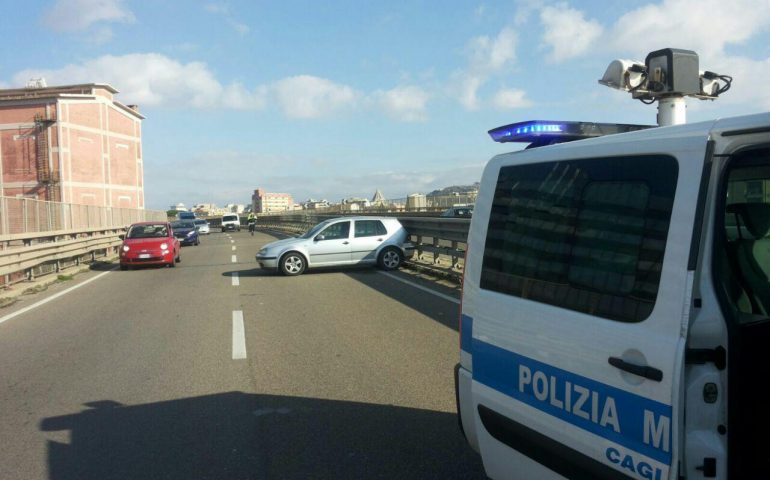 Sbanda e urta il guard rail sulla ss195 racc. Un ferito trasportato all’ospedale Marino in codice giallo