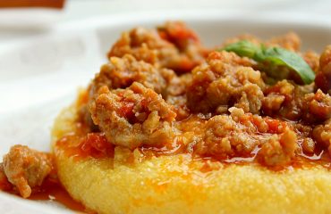 La ricetta Vistanet di oggi: polenta con sugo di salsiccia fresca, un piatto gustoso per scacciare il freddo