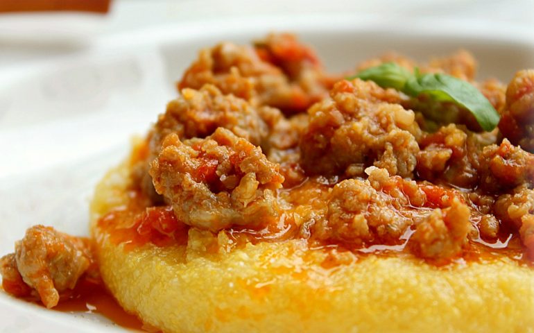 La ricetta Vistanet di oggi: polenta con sugo di salsiccia fresca, un piatto gustoso per scacciare il freddo