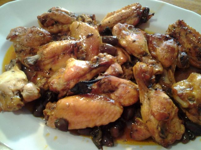 La ricetta Vistanet di oggi: pollo alla sarda con olive e capperi, un piatto semplice e gustoso