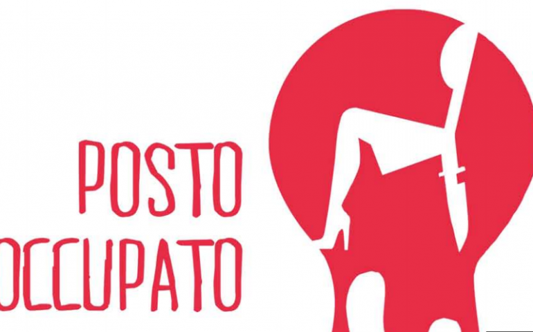 “Un Posto occupato” a Cagliari: ciascuna delle donne vittime di violenza occupava un posto a teatro, sul tram, a scuola, nella società. Quel posto, ora, lo si vuole riservare a loro