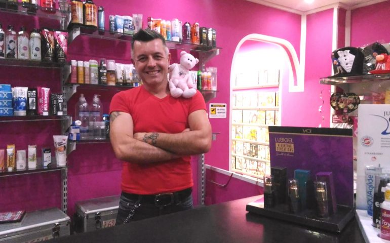 Da dieci anni alla guida di un sexy shop a Cagliari: «Ai miei clienti vendo la felicità»