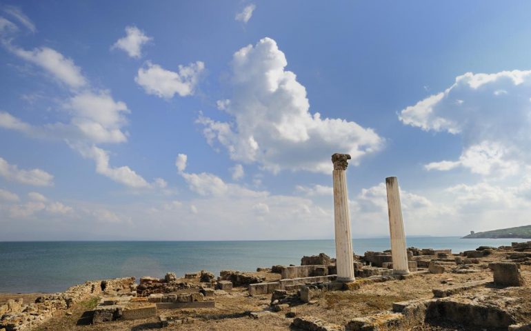 Cede una falesia a San Giovanni di Sinis, spunta una tomba romana con uno scheletro