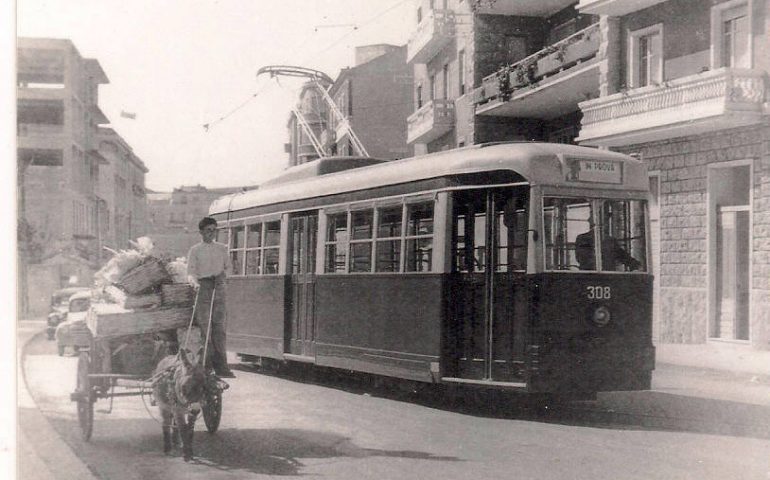 La Cagliari che non c’è più: via San Benedetto, primi anni ’50, il tram supera il carretto trainato dall’asinello