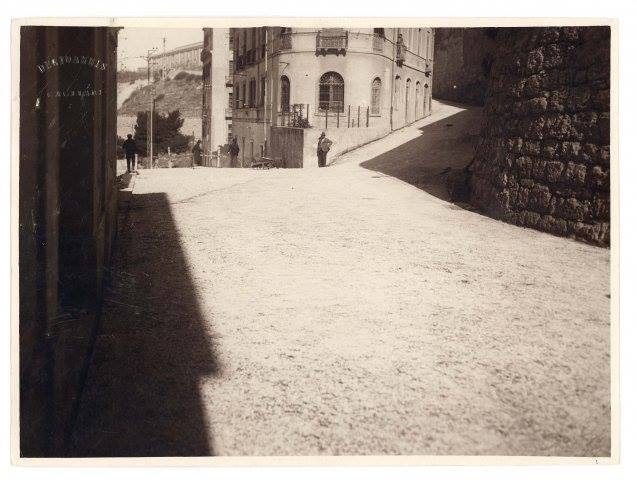 La Cagliari che non c’è più: una foto del 1931 mostra un angolo di Castello che non esiste più. Scoprite di che via stiamo parlando