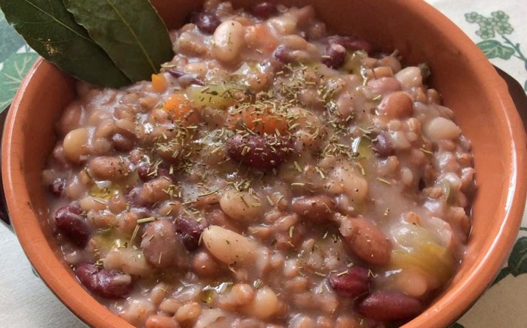 La ricetta Vistanet di oggi: la zuppa di legumi misti, un piatto di stagione saporito e nutriente