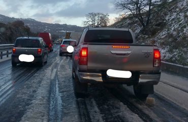 131 bloccata per ghiaccio e neve forti disagi a Campeda . Foto di Baku Meteo