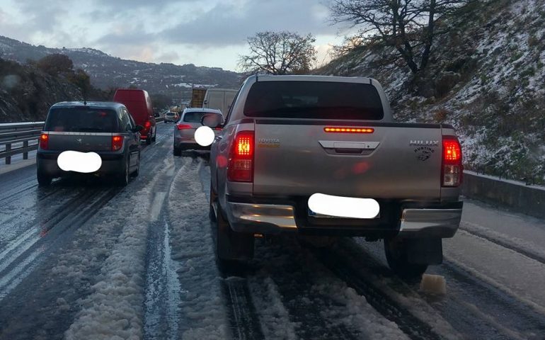 131 bloccata per ghiaccio e neve forti disagi a Campeda . Foto di Baku Meteo