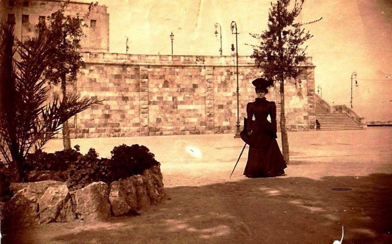 La Cagliari che non c’è più: Bastione, 1906: la passeggiata di una signora dell’epoca