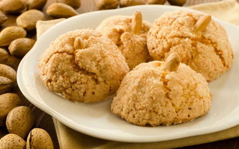 La ricetta Vistanet di oggi: amaretti, uno dei dolci sardi più famosi nel Mondo