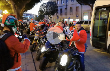 Babbi Natale in moto in piazza Yenne