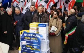 Gianfranco Ganau e Roberto Frongia con tutti i promotori del referendum - Foto di Gianfranco Ganau