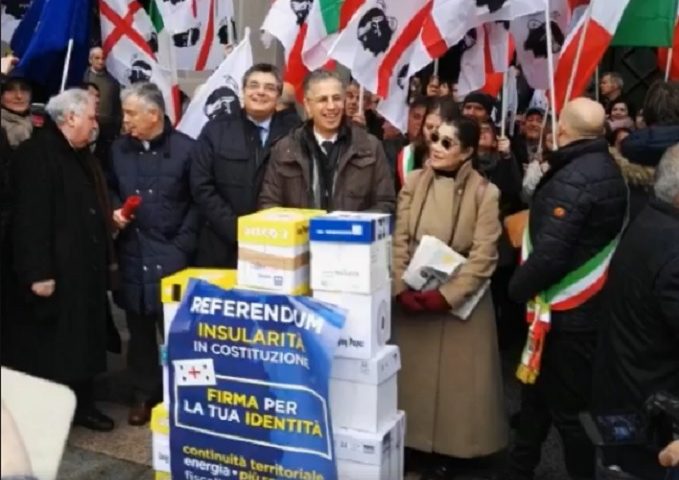 Gianfranco Ganau e Roberto Frongia con tutti i promotori del referendum - Foto di Gianfranco Ganau