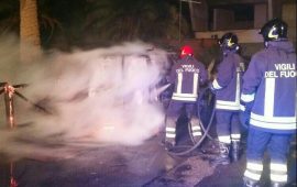 Incendio piazza Falchi sant'elia furgone billo vistosu