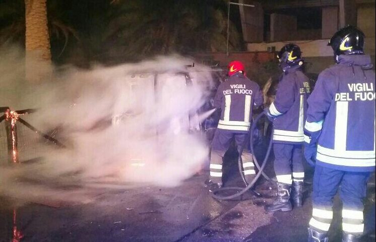 Incendio piazza Falchi sant'elia furgone billo vistosu