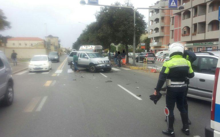 Violento scontro tra due auto in viale Poetto: due persone al pronto soccorso