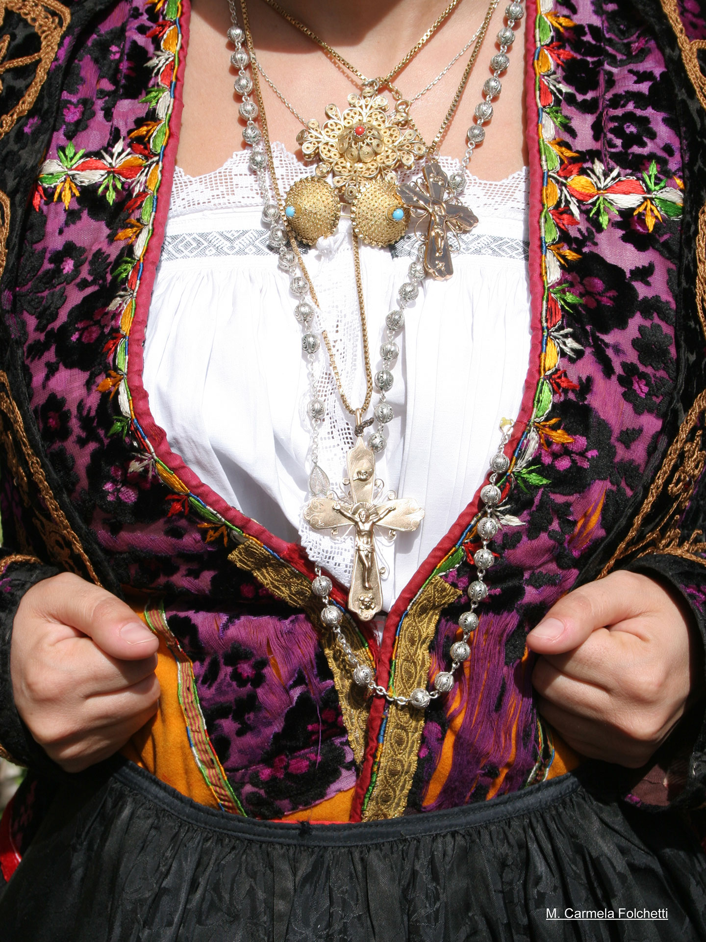 Orune, particolare del costume tradizionale - Fonte www.cuoredellasardegna.it